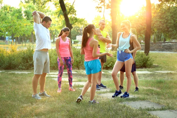 Group of young sporty people outdoors — Stock Photo, Image