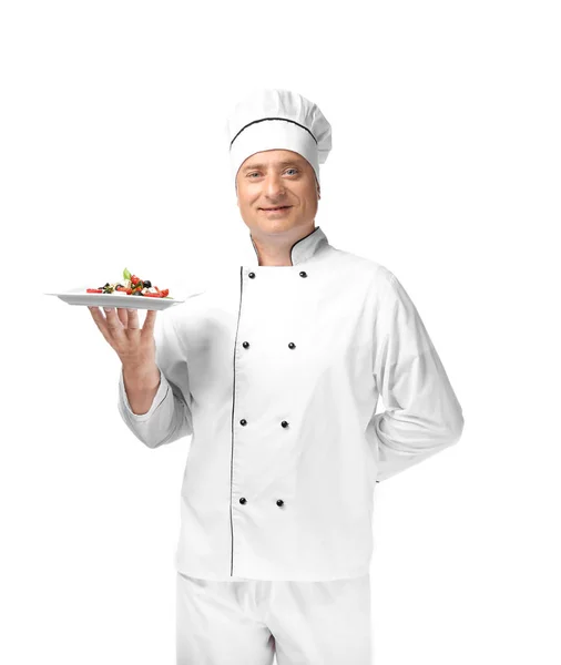 Чоловічий шеф-кухар в уніформі тримає тарілку з салатом на білому тлі — стокове фото