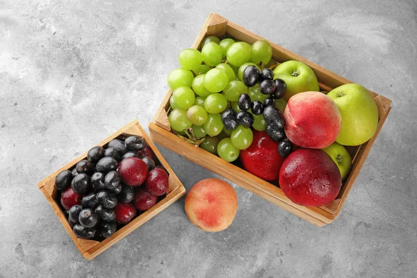 Cajas de madera con frutas frescas — Foto de Stock