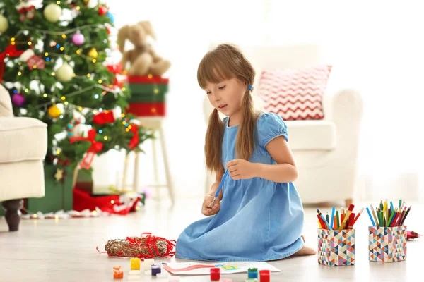 Schattig meisje schilderij foto — Stockfoto