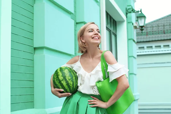 スイカを屋外開催緑のスカートの若い幸せな流行に敏感な女性 — ストック写真