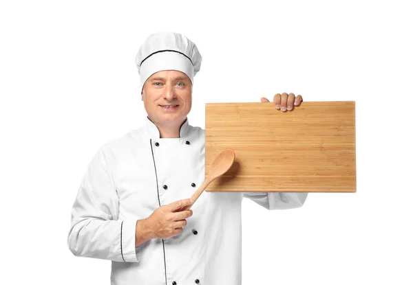 Чоловічий шеф-кухар у формі, що тримає дерев'яну ложку та дошку на білому тлі — стокове фото