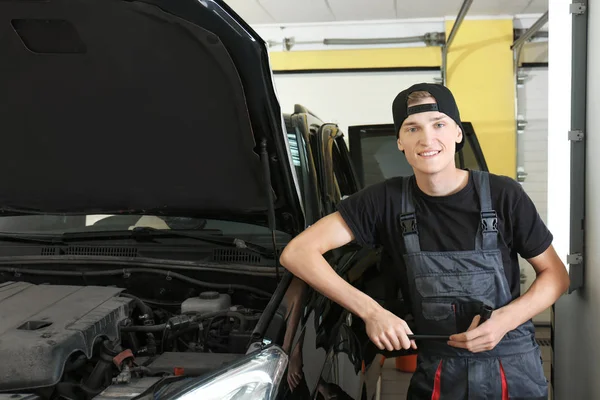 Joven mecánico en taller de carrocería —  Fotos de Stock