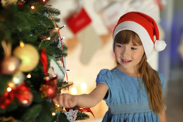 Söt Liten Flicka Santa Hatt Dekorera Julgran Hemma — Stockfoto