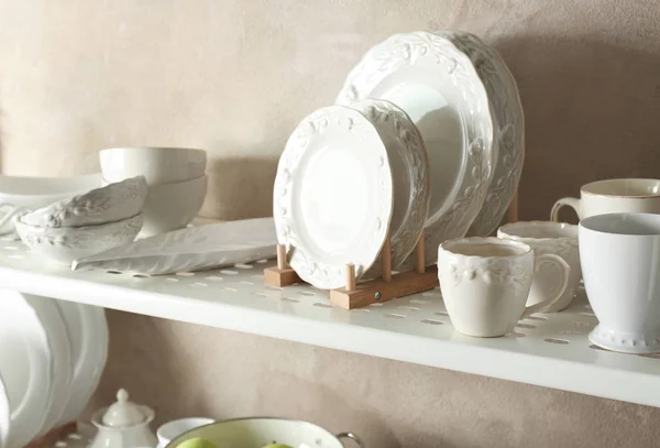Білий посуд на зберігання — стокове фото