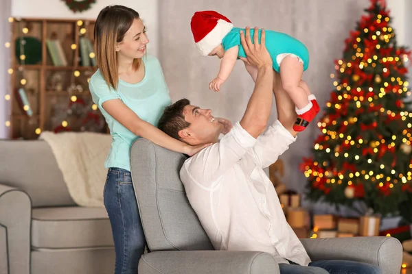 快乐的父母与小婴孩在装饰为圣诞节房间 — 图库照片