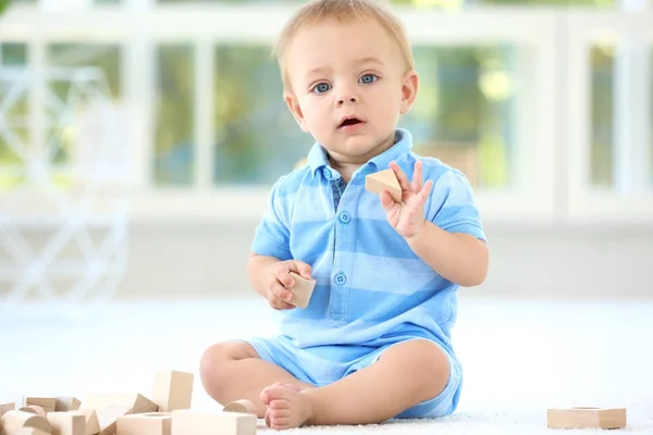 Schattige kleine baby spelen thuis — Stockfoto