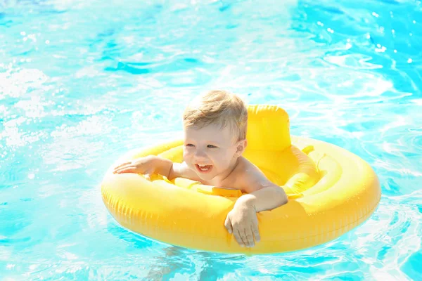 Baby med uppblåsbar ring i poolen — Stockfoto