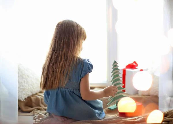 Arka Pencere Evde Oturma Hediye Kutuları Ile Sevimli Küçük Kız — Stok fotoğraf