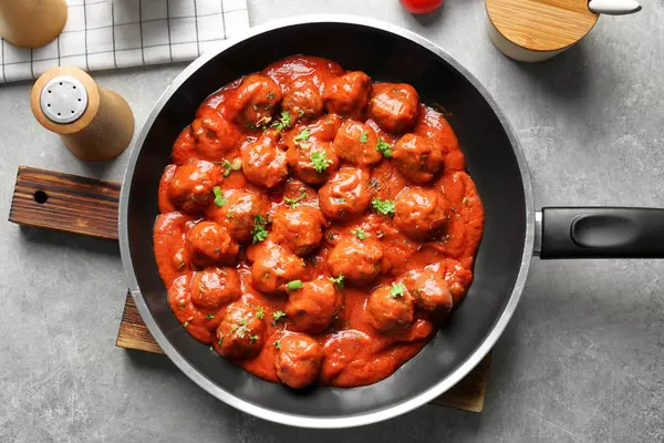 Deliciosas almôndegas em molho de tomate — Fotografia de Stock