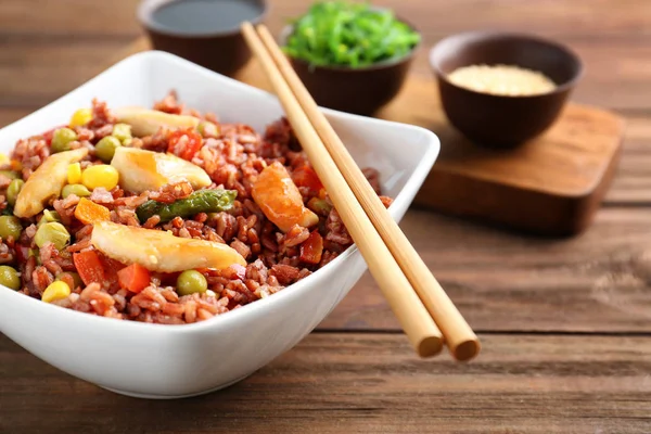 Kahverengi pirinç ile kase 