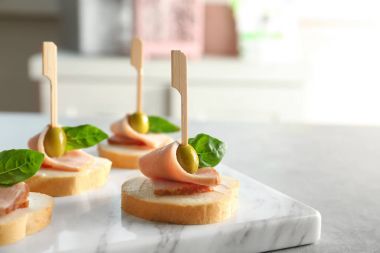 Taş tahta üzerinde leziz kanepeler