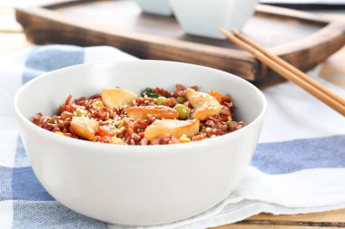 kahverengi pirinç ve sebze