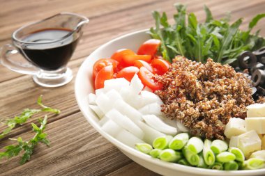 Quinoa ve sebze ile plaka