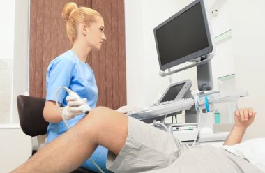 Hastanın diz iletken ultrason muayenesi kliniğinde doktor