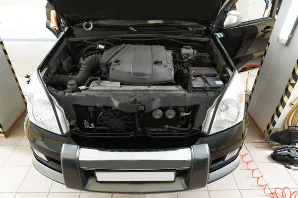 Coche con capucha abierta en taller — Foto de Stock