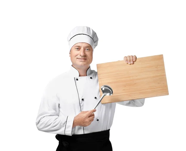 Çorba kepçe ve ahşap tahtası beyaz arka plan üzerinde tutarak üniformalı erkek Şef — Stok fotoğraf