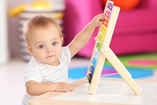 Schattige kleine baby spelen met abacus thuis — Stockfoto