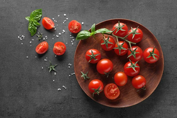 Prato com tomates cereja — Fotografia de Stock