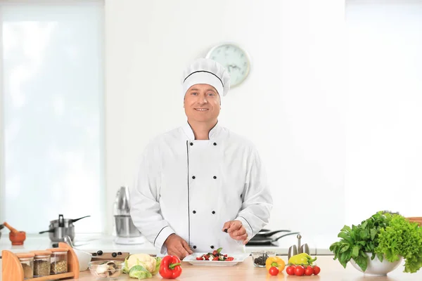 Чоловічий шеф-кухар готує на кухні — стокове фото
