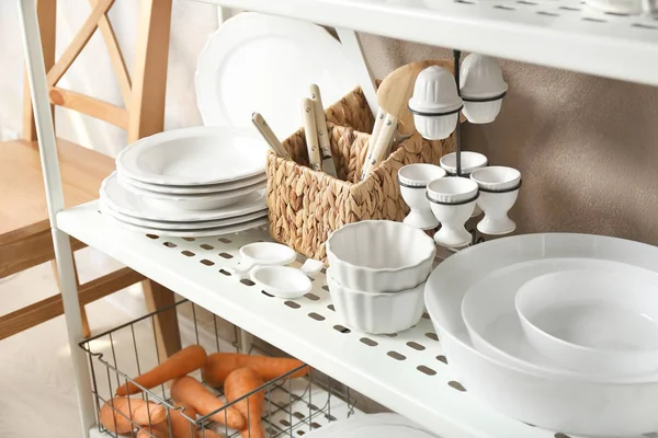 Menaje de cocina blanco en el puesto de almacenamiento en interiores —  Fotos de Stock