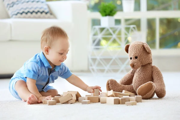 Schattige kleine baby spelen thuis — Stockfoto