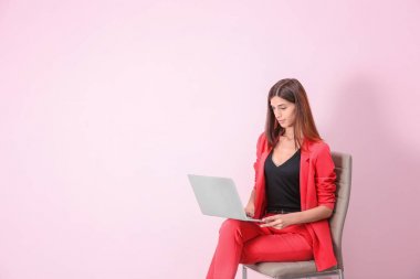 Dizüstü bilgisayarı olan genç kadın