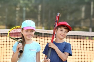 Sevimli küçük çocuklar üzerinde Tenis Kortu