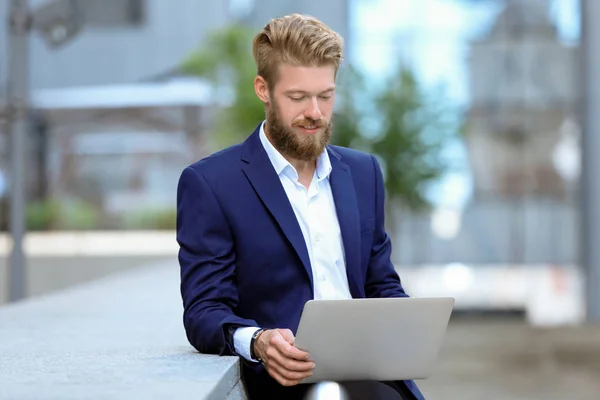 Ung man med bärbar dator — Stockfoto