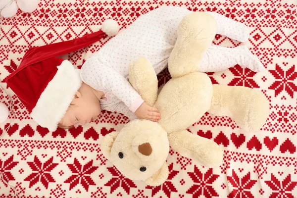 Söt baby i jultomten hatt sover hemma — Stockfoto