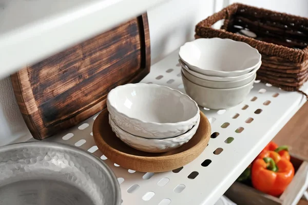 Utensílios de cozinha na prateleira do suporte de armazenamento — Fotografia de Stock