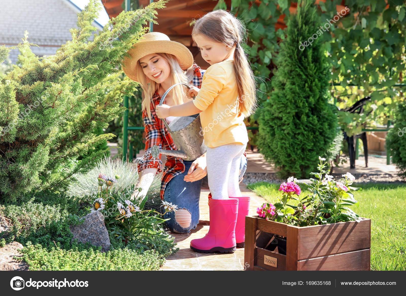 Niña Linda Con Cuidados Madre Plantas Jardín Día Soleado — Foto de