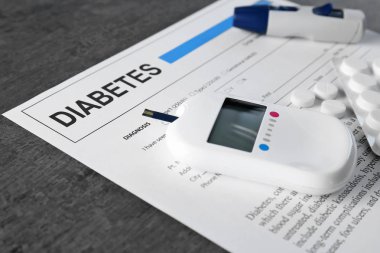 Gri arka plan üzerinde dijital Şeker Ölçüm ile kompozisyon. Diyabet kavramı
