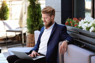 Bilgisayarlı genç adam