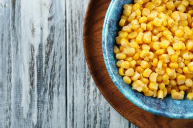 Kabın içinde Mısır taneleri 