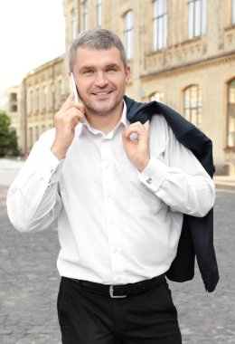 İş adamı cep telefonuyla konuşuyor.