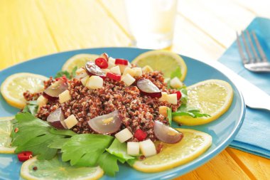 Quinoa salata ile plaka 