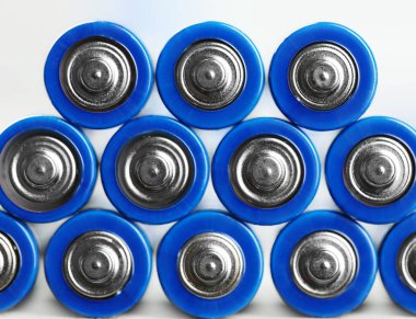 Çok kullanılmış pilleri beyaz arka plan üzerinde