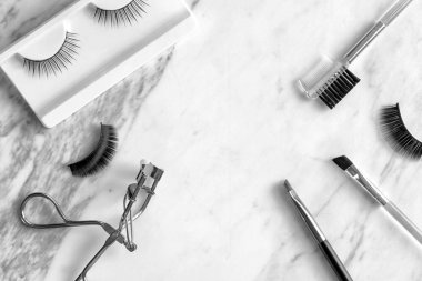 Tabloda yanlış eyelashes ile kompozisyon