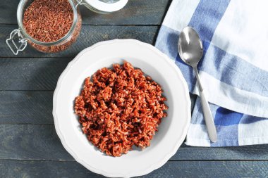 Tabak pişmiş pirinç tablo ile