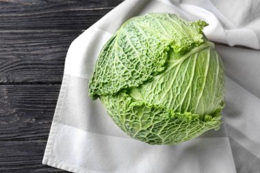 ahşap zemin üzerine yeşil lahana