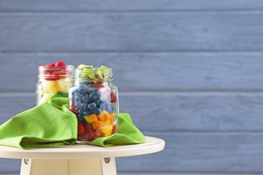 kavanoz meyve ve çilek ile 