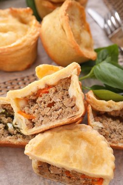 Lezzetli etli börek 