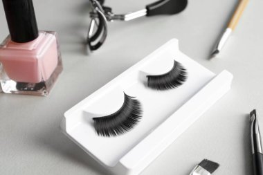 Sahte kirpik ile kompozisyon 