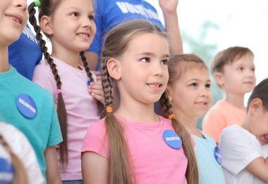 Çocuklarda kapalı gönüllü düğmeli gömlek