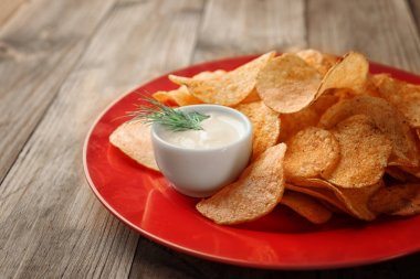 Patates cipsi ve ekşi krema