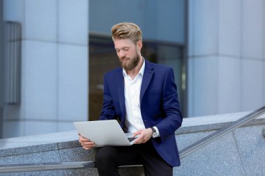 Bilgisayarlı genç adam