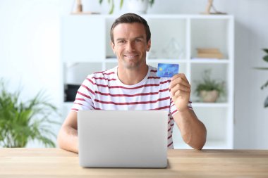 Kredi kartı holding dizüstü bilgisayar ile adam