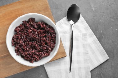 Tablo üzerinde pişmiş pirinç ile kase