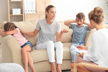 Aile Office ile çalışan genç çocuk psikologu